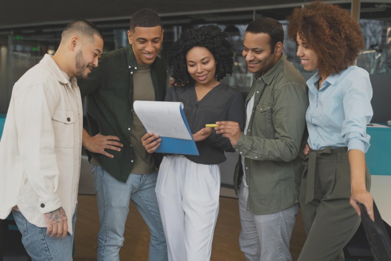 Espace d'apprentissage moderne avec différents formats pédagogiques